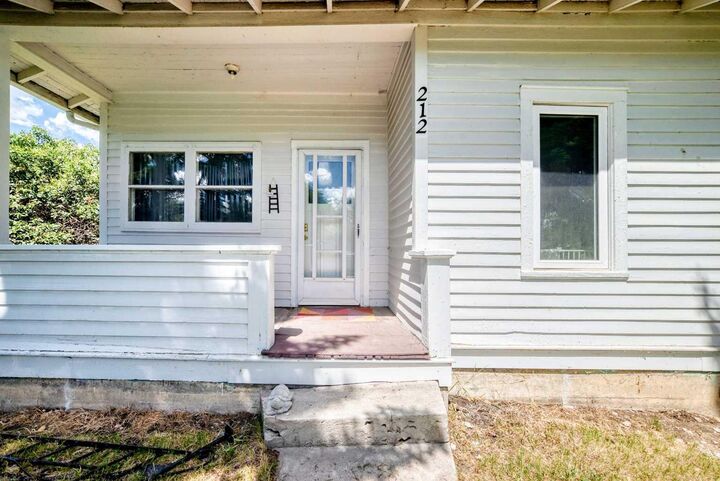 Property Photo:  212 5 Avenue  AB T1P 1B7 