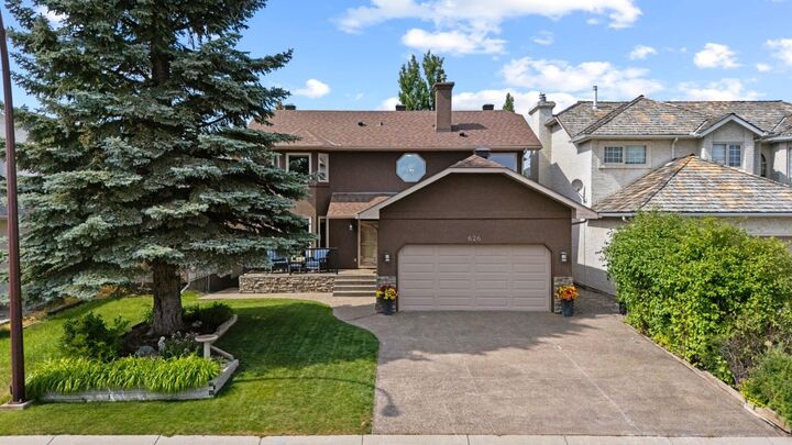 Property Photo:  626 Hawkhill Place NW  AB T3G 3M6 