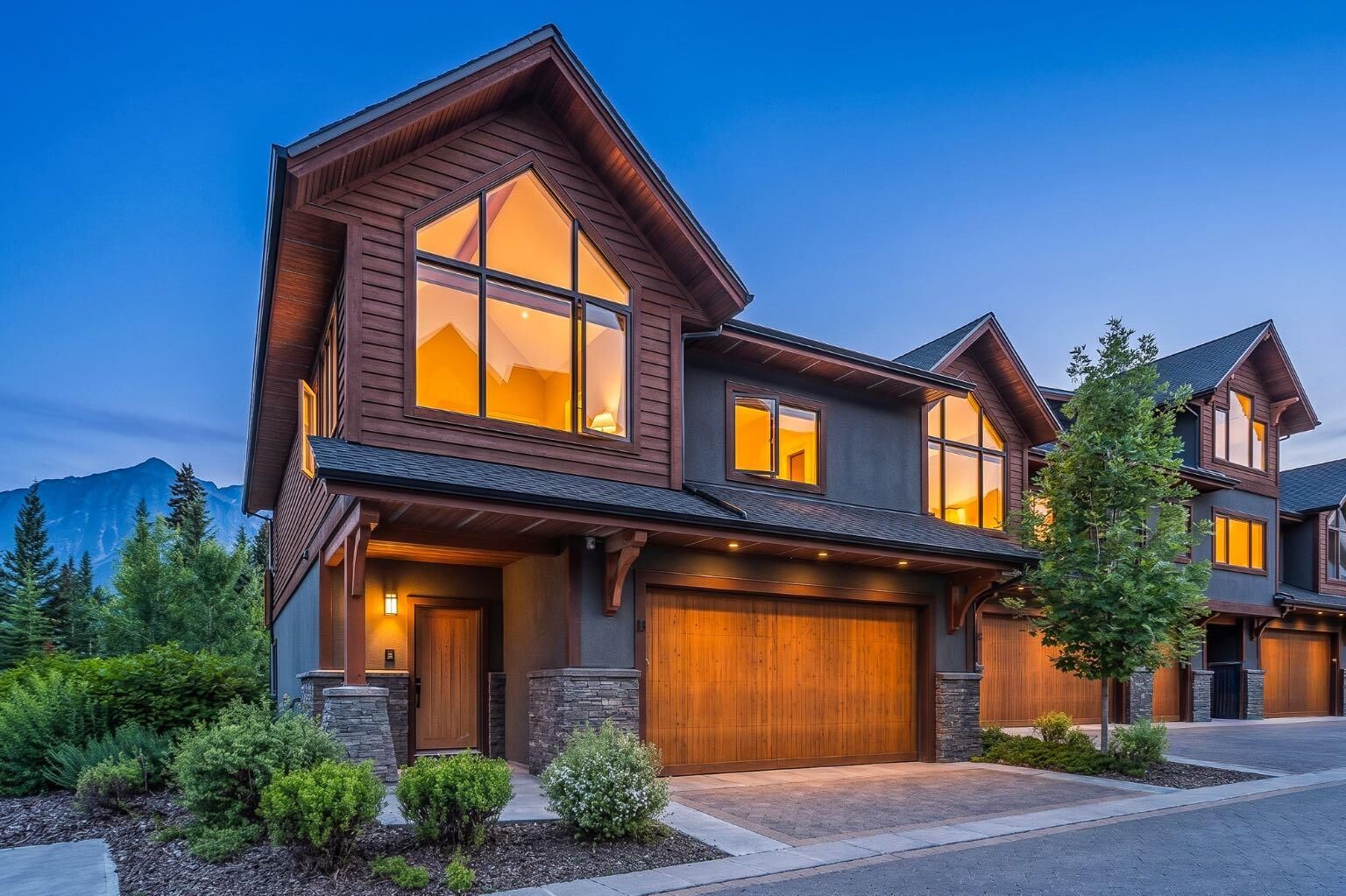 Property Photo: 19 Creekside Mews AB T1W 0J4