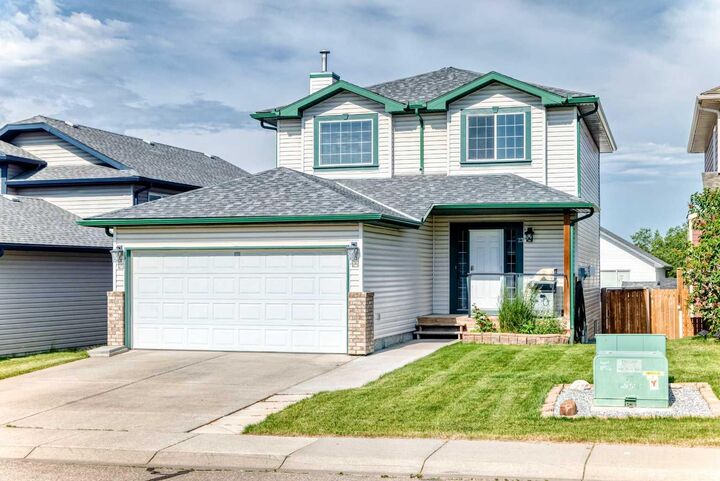 Property Photo:  23 Thornbird Way SE  AB T4A 2C3 