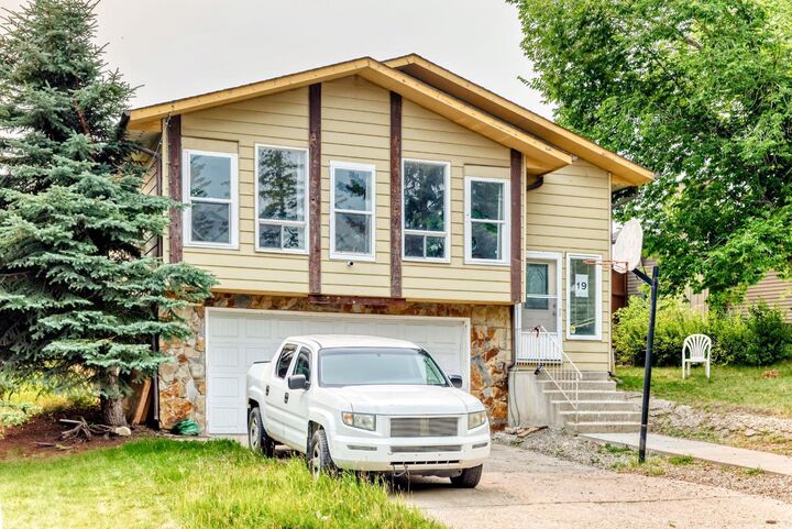 Property Photo: 19 Berwick Crescent NW AB T3K 1P7