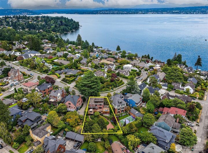 Property Photo:  5201 NE 43rd Avenue  WA 98105 