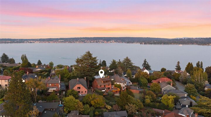 Property Photo:  5201 NE 43rd Street  WA 98105 
