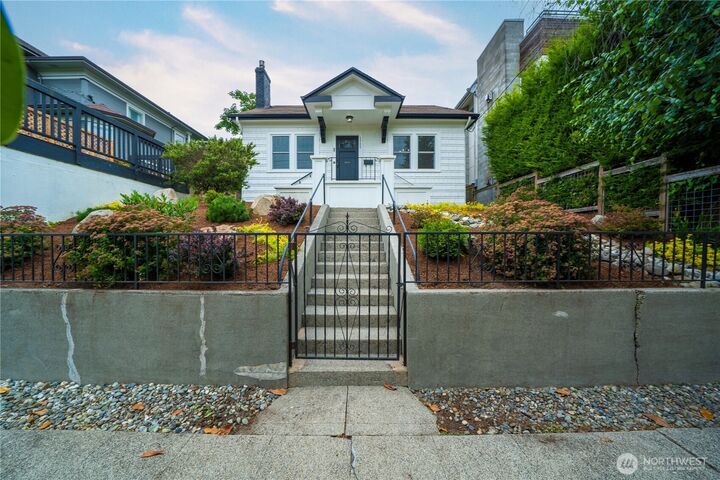 Property Photo:  1509  4th Avenue W  WA 98119 