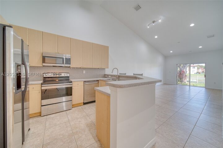 Property Photo:  3365 NE 11th Dr 3365  FL 33033 