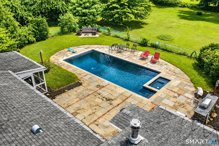 Property Photo:  52 Lauderdale Drive  CT 06611 