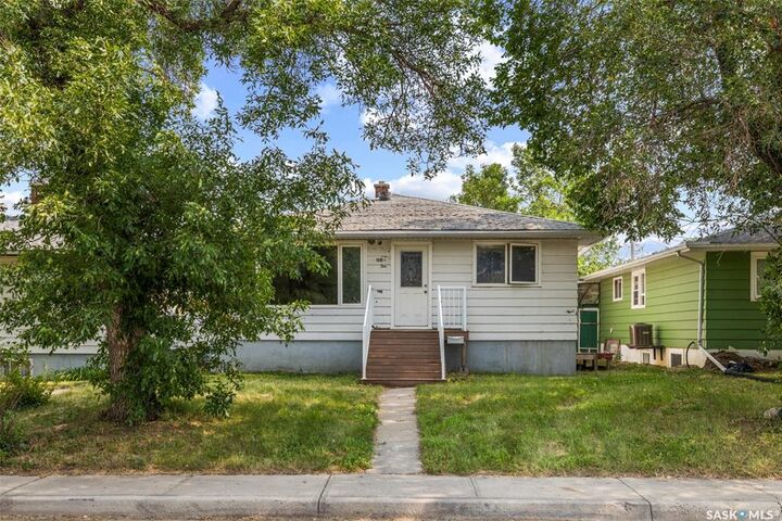Property Photo: 403 17th Avenue E SK S4N 0Y4
