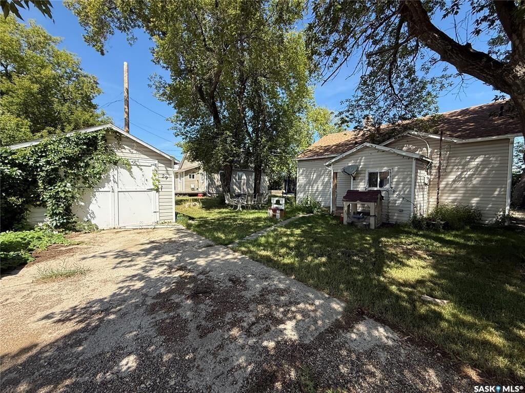 Property Photo:  29 Carlton Street  SK S0C 2H0 