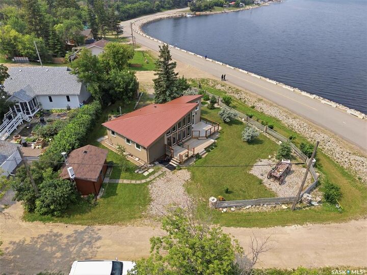 Property Photo: 402 Lake Avenue SK S0K 4T1