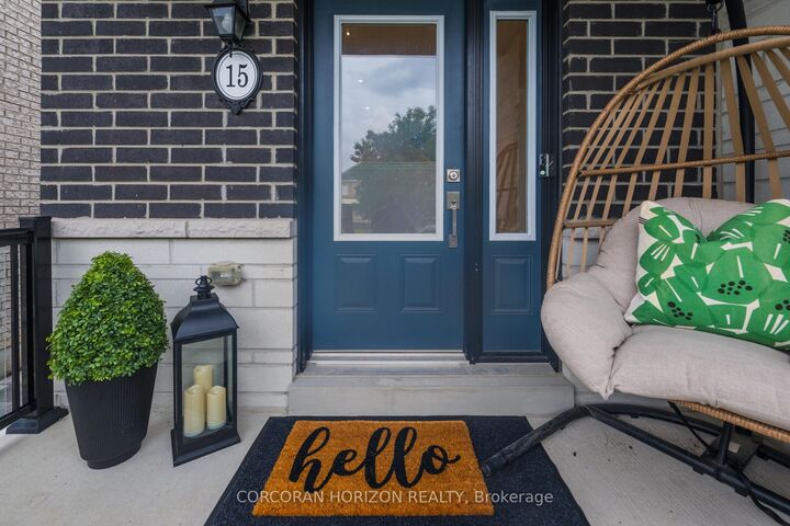 15 Mountainside Crescent — photo 1
