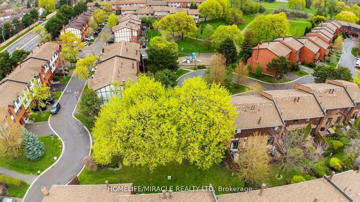 Property Photo: 4165 Fieldgate Drive 32 ON L4W 2M9