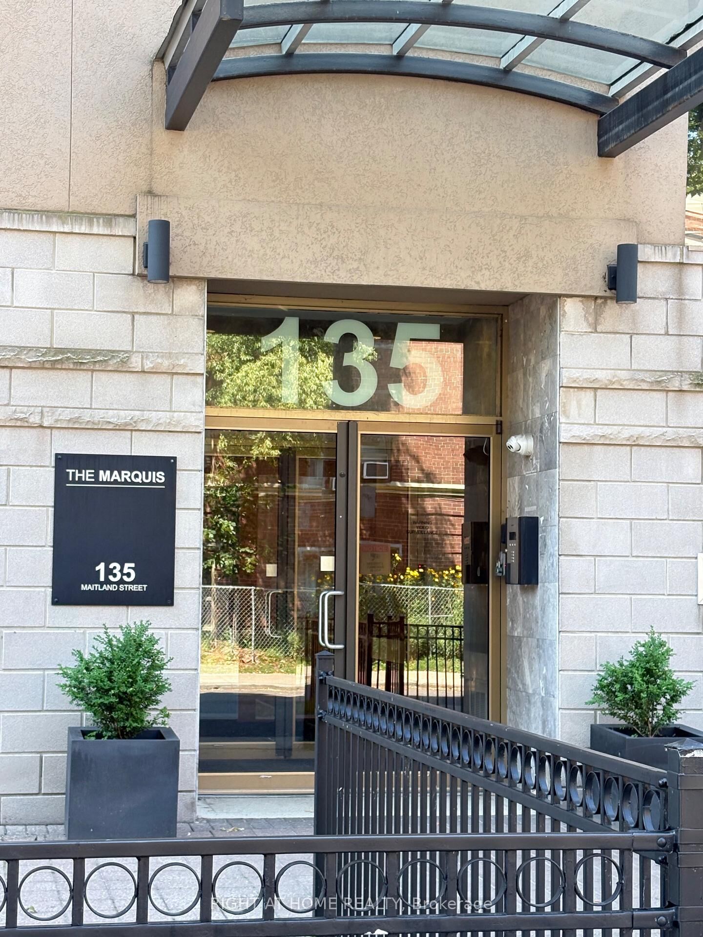 Property Photo:  135 Maitland Street S 204  ON M4Y 1E5 