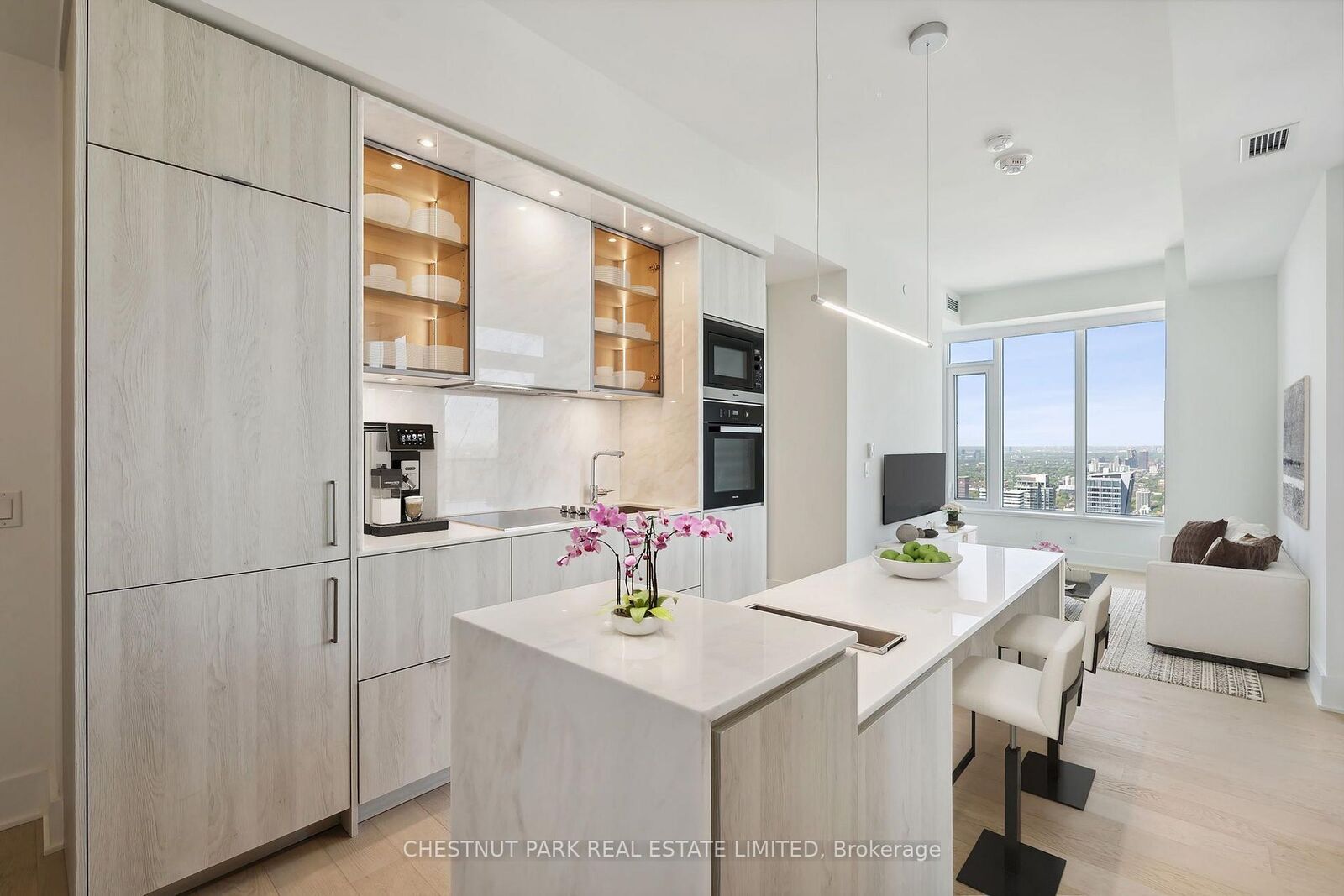 Property Photo: 11 Yorkville Avenue 4302 ON M4W 1L2