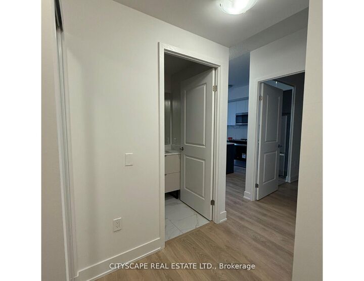 Property Photo:  202 Burnhamthorpe Road E 1410  ON L5A 0B2 
