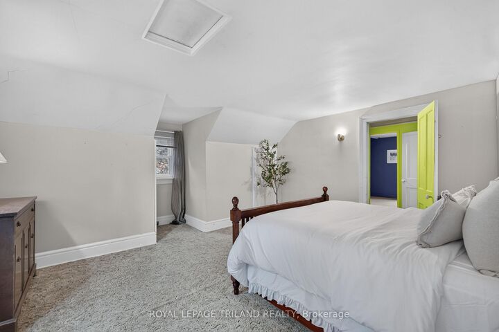 11 Maple Street E — photo 1
