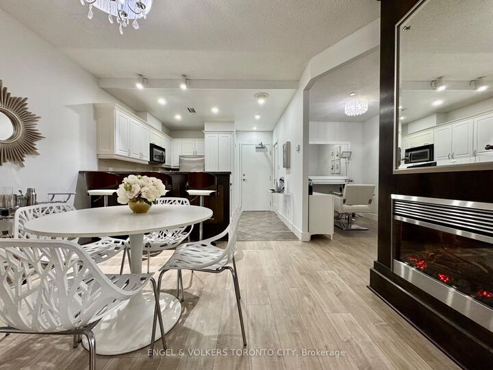 Property Photo:  393 King Street W 706  ON M5V 3G8 