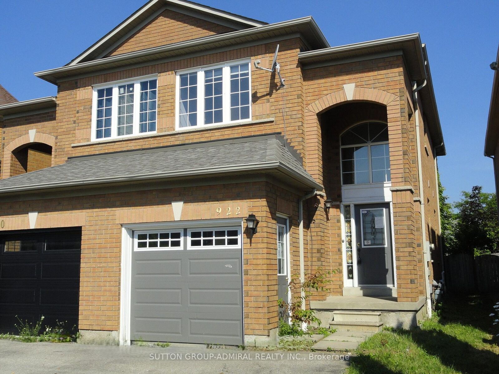 Property Photo:  922 Ledbury Crescent  ON L5V 2P8 