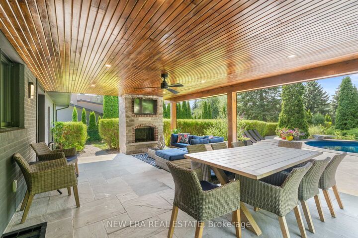 Property Photo: 261 Pinetree Way ON L5G 2R4