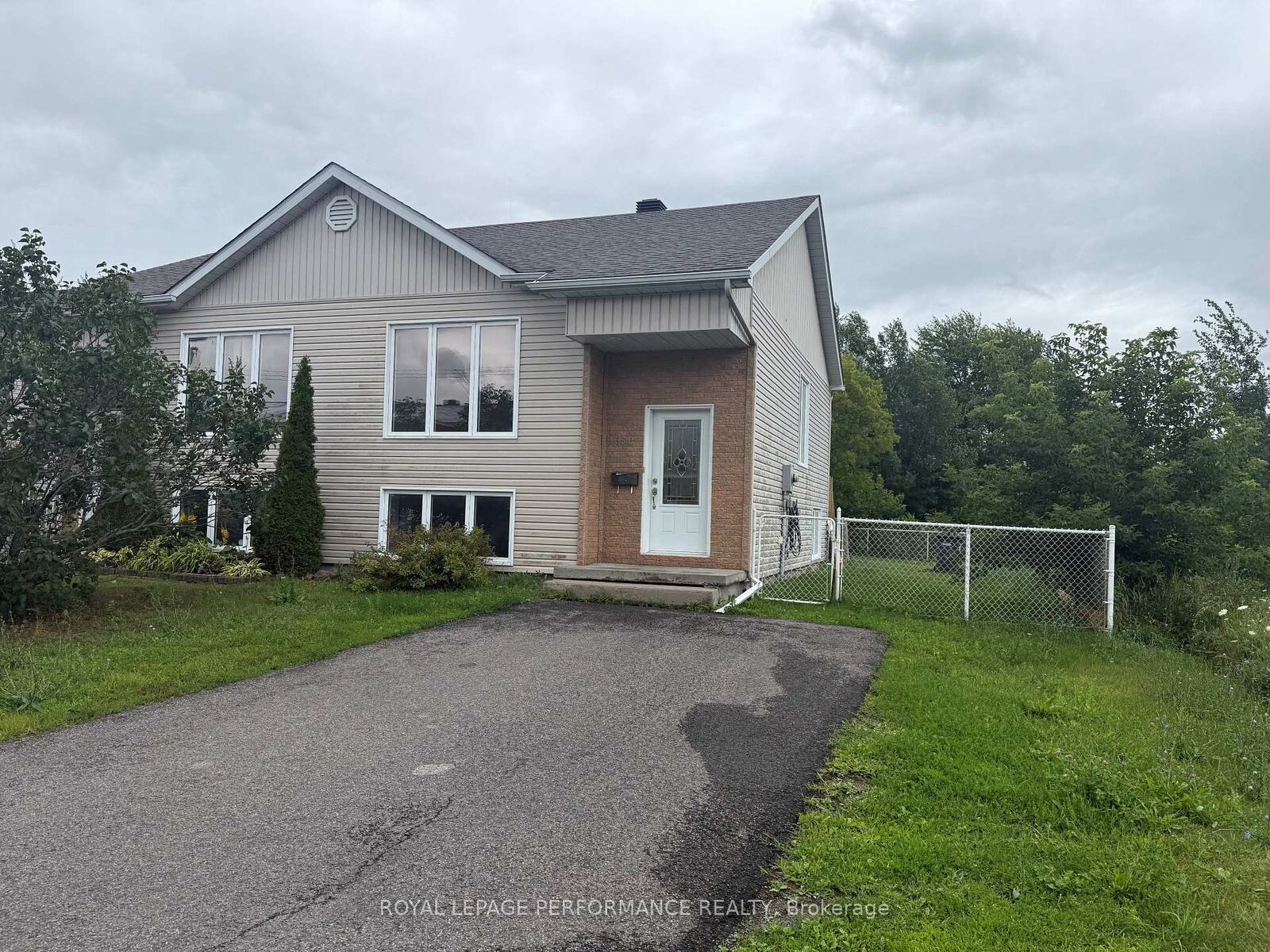 Property Photo: 350 Higginson Street ON K6A 3W7