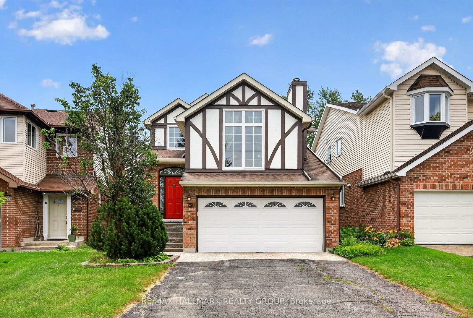 Property Photo: 15 Pemberton Crescent ON K2G 4Y7