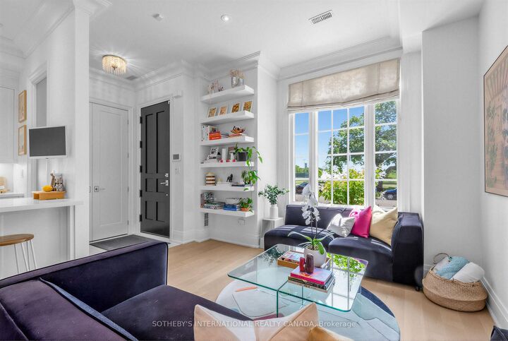 Property Photo: 288 St Clair Avenue W Th1 ON M4V 1S3