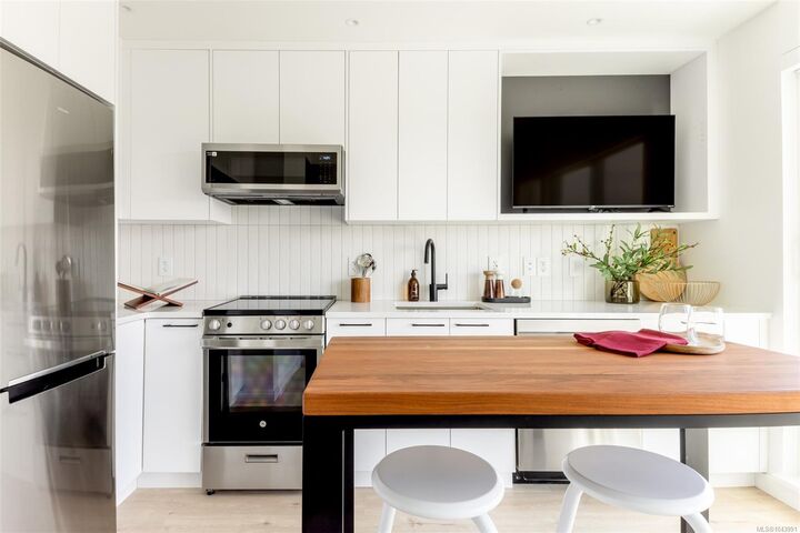 Property Photo: 1075 Tillicum Rd #616 BC V9A 2A4