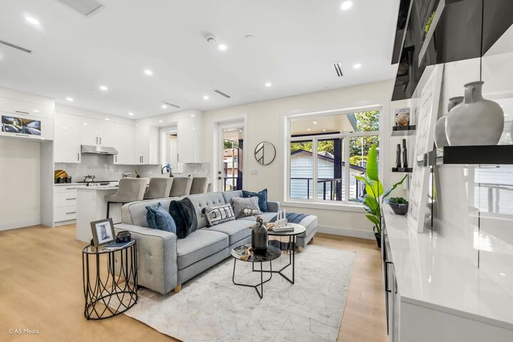 Property Photo: 281 E 48th Avenue 1 BC V5W 2C9