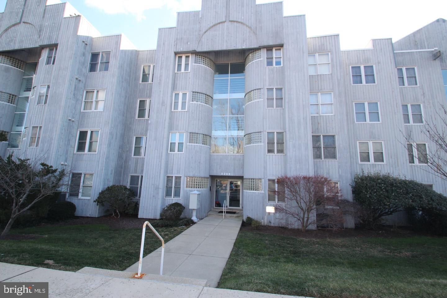 Property Photo:  5209 Le Parc Drive Unit 6 38  DE 19809 