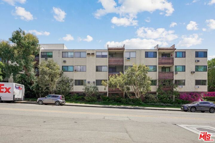 Property Photo: 530 S Barrington Ave, Unit 110 CA 90049