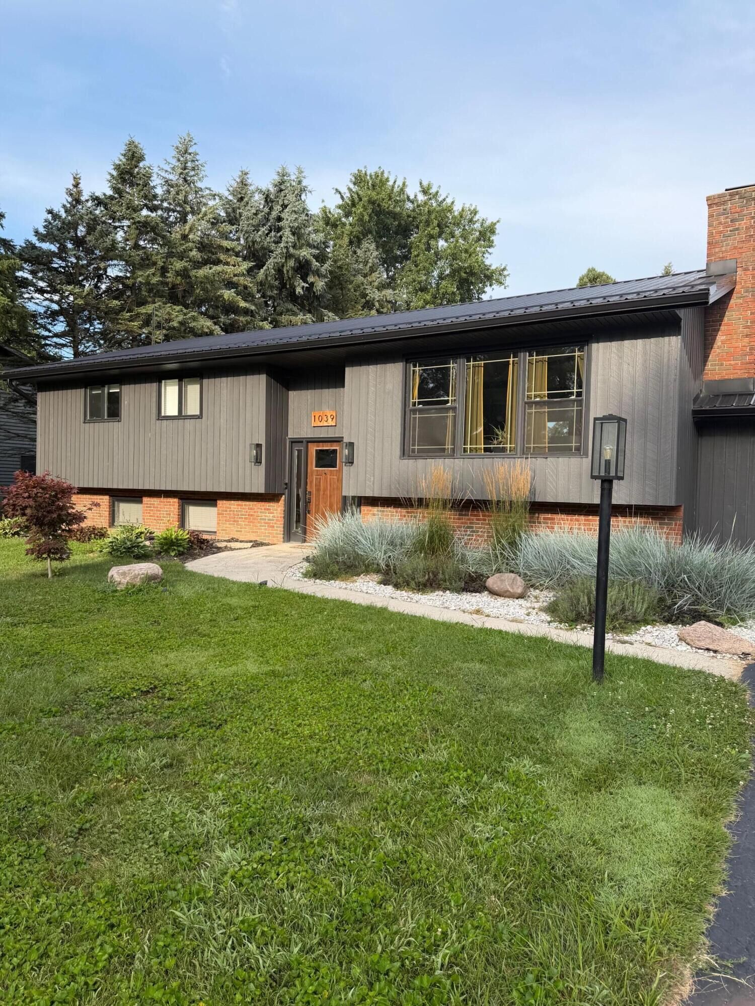Property Photo:  1039 Forest Hill Drive  OH 43302 