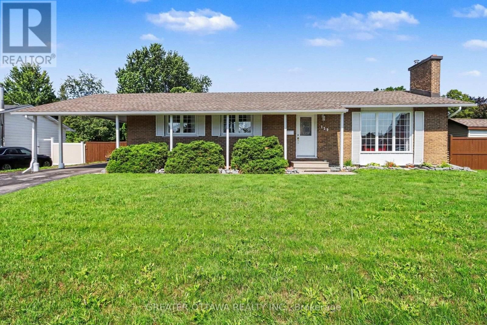 Property Photo:  139 Abbeyhill Drive  ON K2L 1H6 