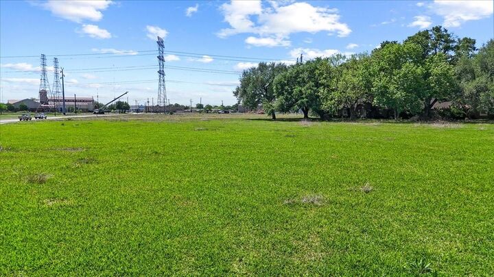 Property Photo: 718 Staffordshire Road Road TX 77477