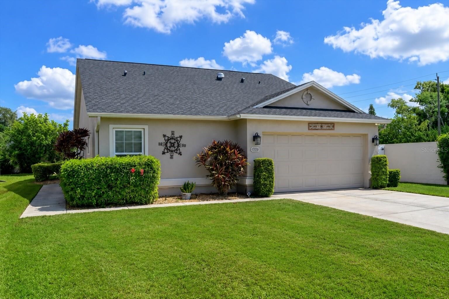 Property Photo: 4427 Murfield Drive E FL 34203
