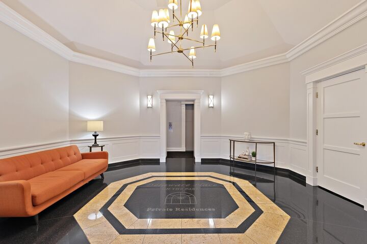 Property Photo:  33 W Delaware Place 22H  IL 60610 