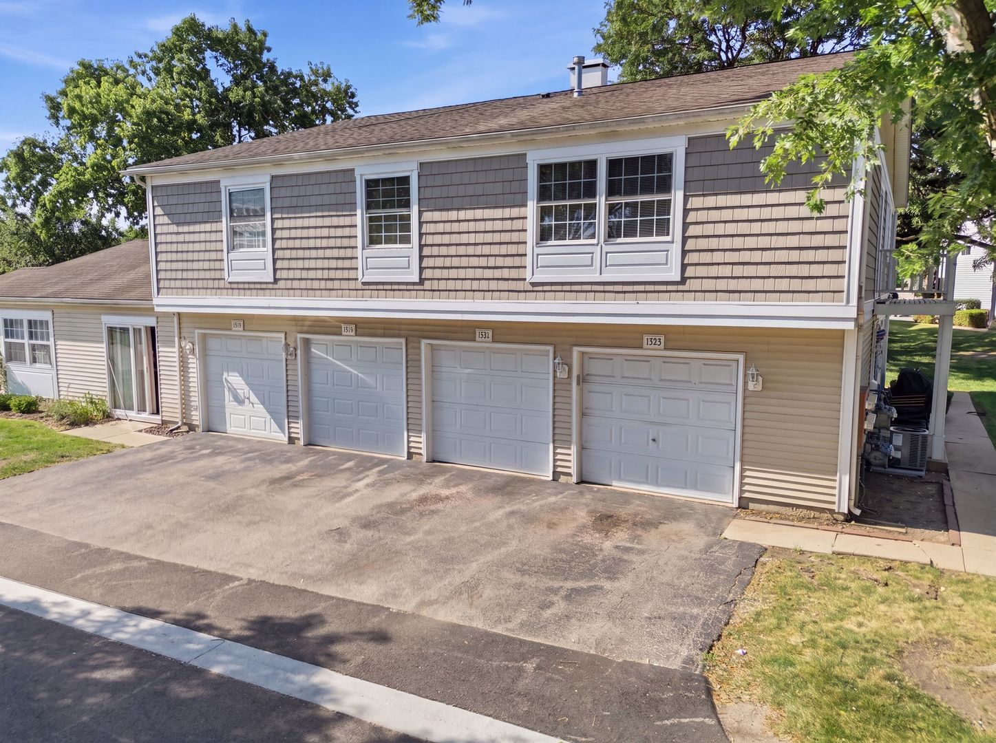 Property Photo: 1323 Braver Court 1323 IL 60090