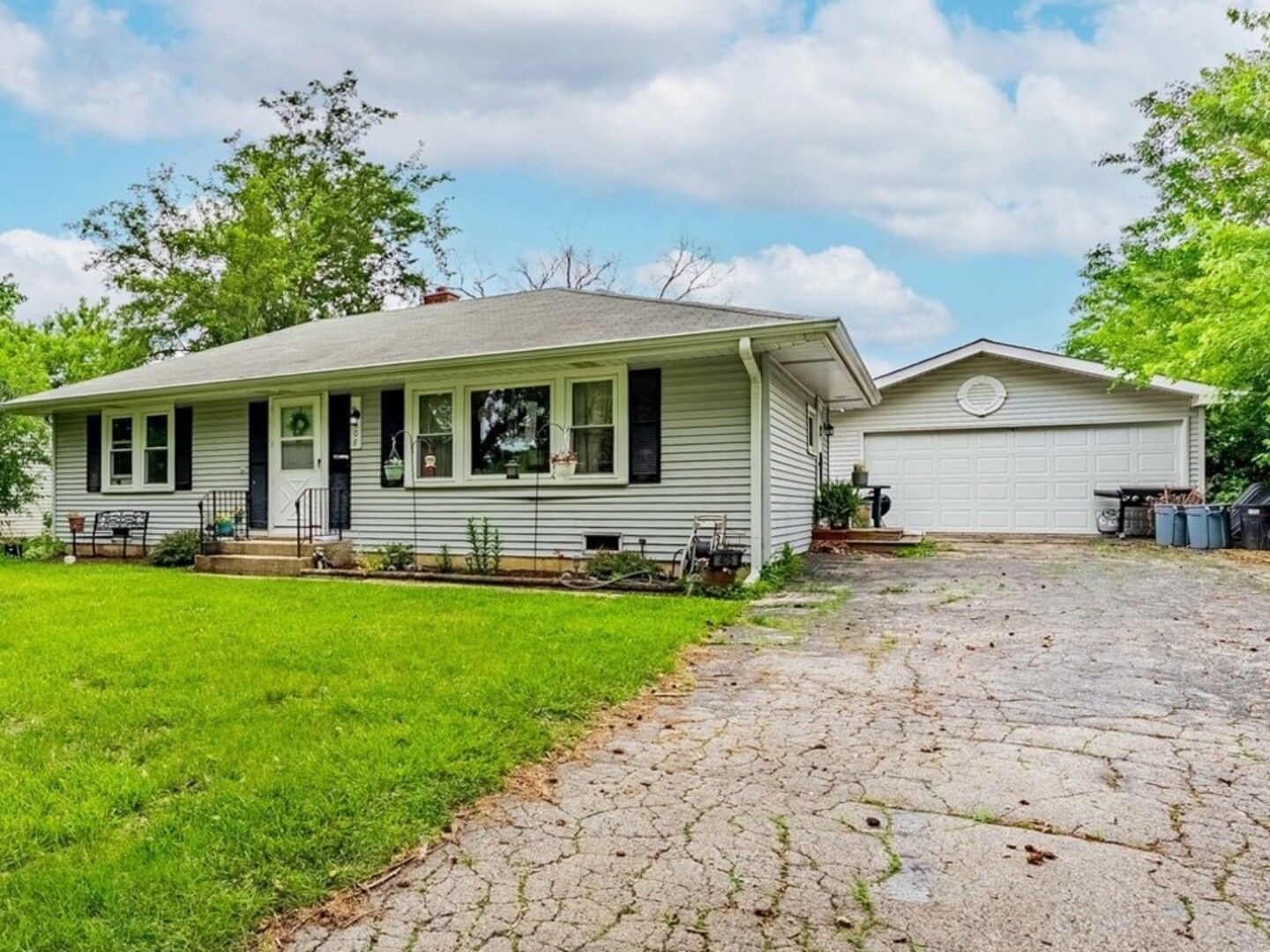 Property Photo:  405 N Iowa Avenue  IL 60181 