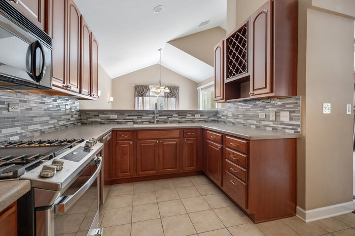 Property Photo:  919 Pheasant Trail  IL 60174 