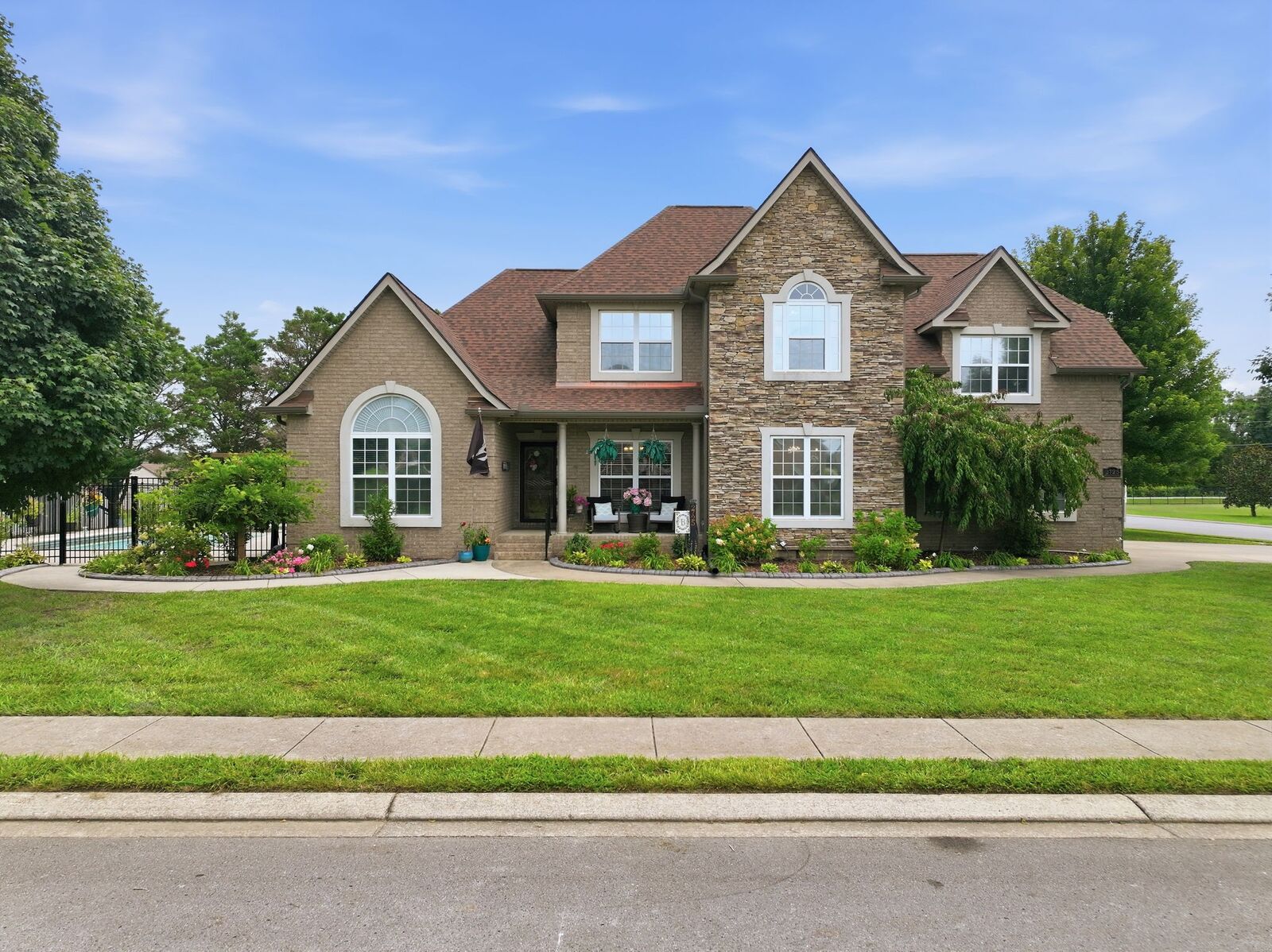 Property Photo: 2725 Aristocrate Dr TN 37128