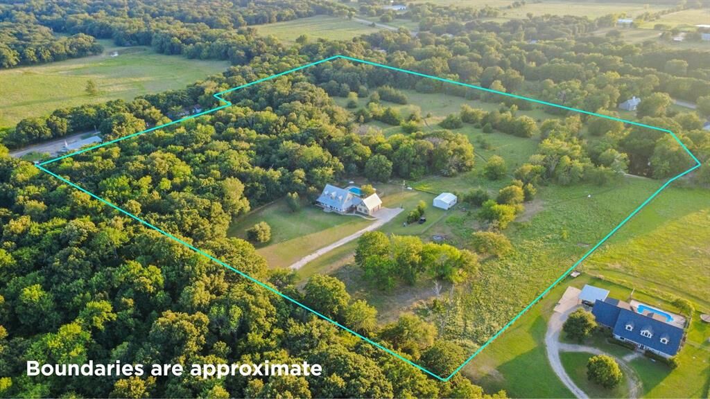 Property Photo:  340 County Road 3585  TX 75437 