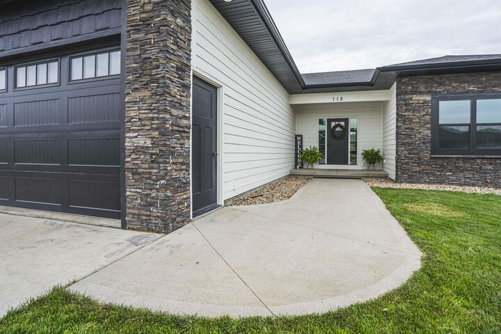 Property Photo:  115 19th St SE  IA 51031 