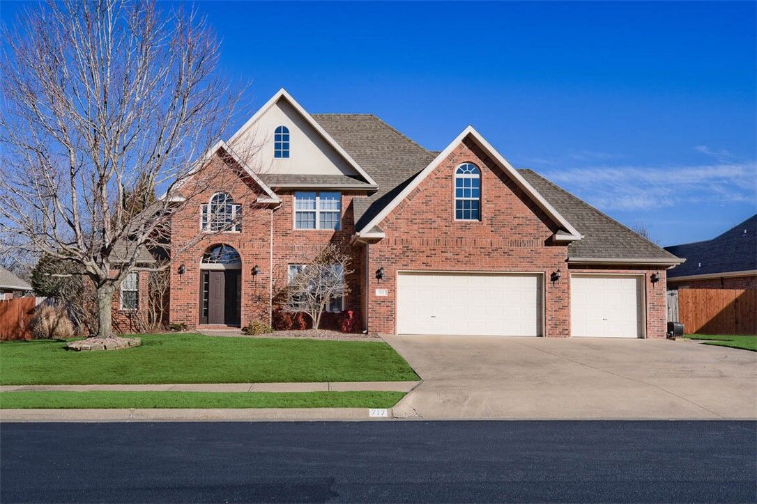 Property Photo:  717 NE Essex Court  AR 72712 