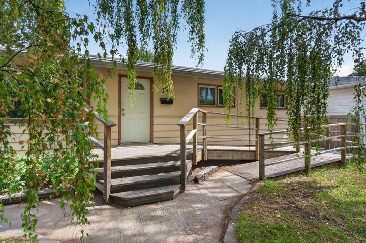 Property Photo: 39 Hillgrove Crescent SW AB T2V 3K8