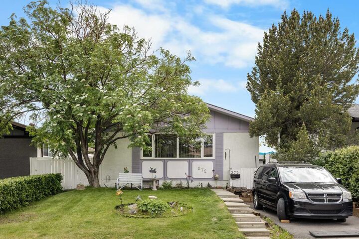 272 Huntington Close NE — photo 1