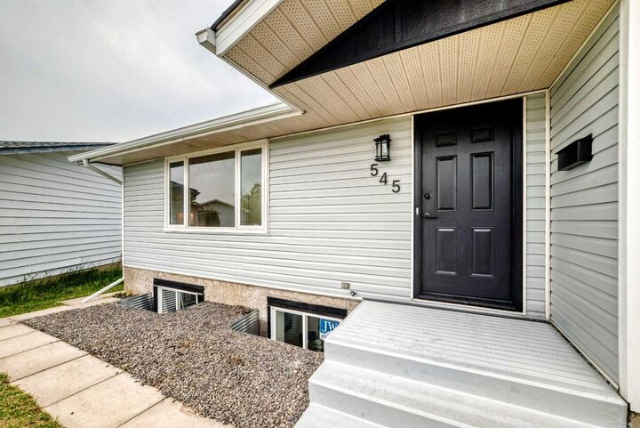 Property Photo:  545 Madeira Drive NE  AB T2A 4M7 