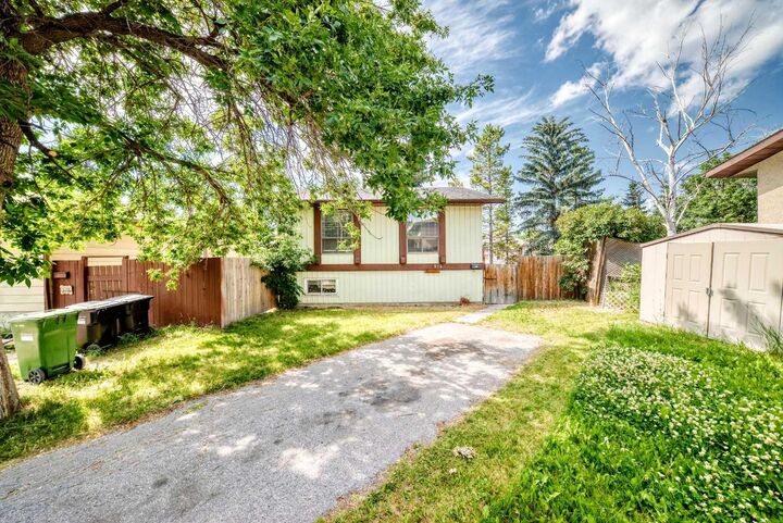 Property Photo:  514 Whitehill Place NE  AB T1Y 3G8 