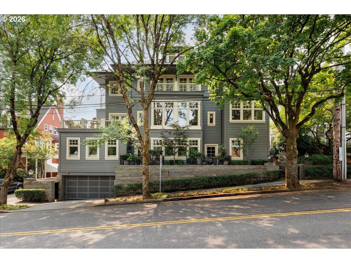 Property Photo: 2172 SW Park Pl C OR 97205