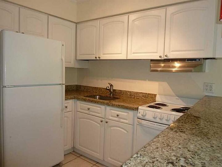 Property Photo: 2124 NE 5th Avenue 103 FL 33305