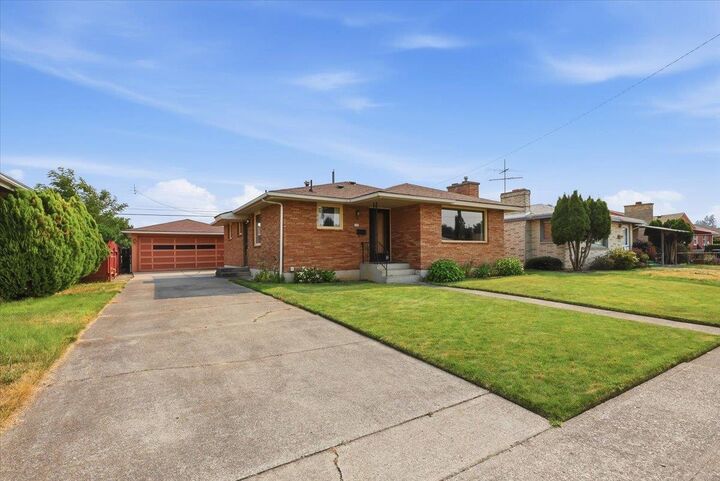 Property Photo:  530 E Rockwell Ave  WA 99207 