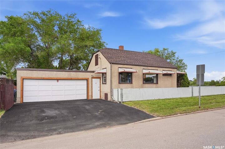 Property Photo: 201 P Avenue N SK S7L 2V6
