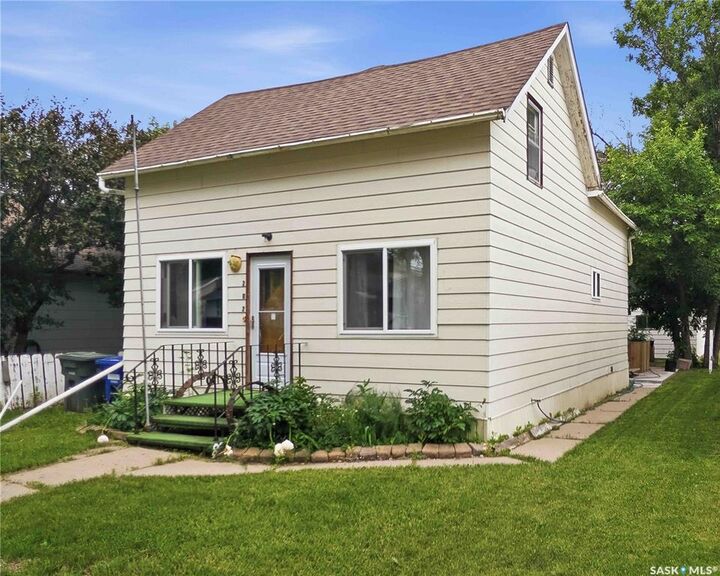 Property Photo: 202 2nd Avenue E SK S0L 2V0